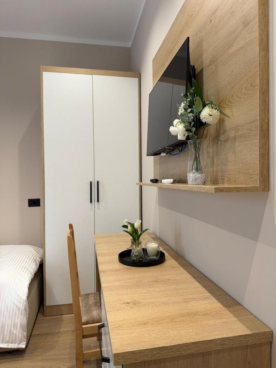 Bed, Photo of the whole room, Dining area, Bedroom, wardrobe