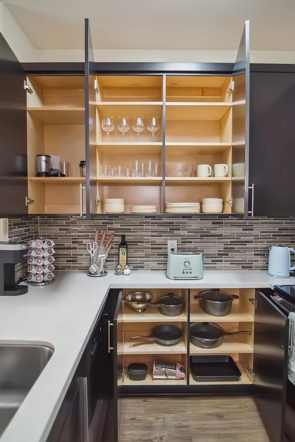 Coffee/tea facilities, Kitchen or kitchenette, stove