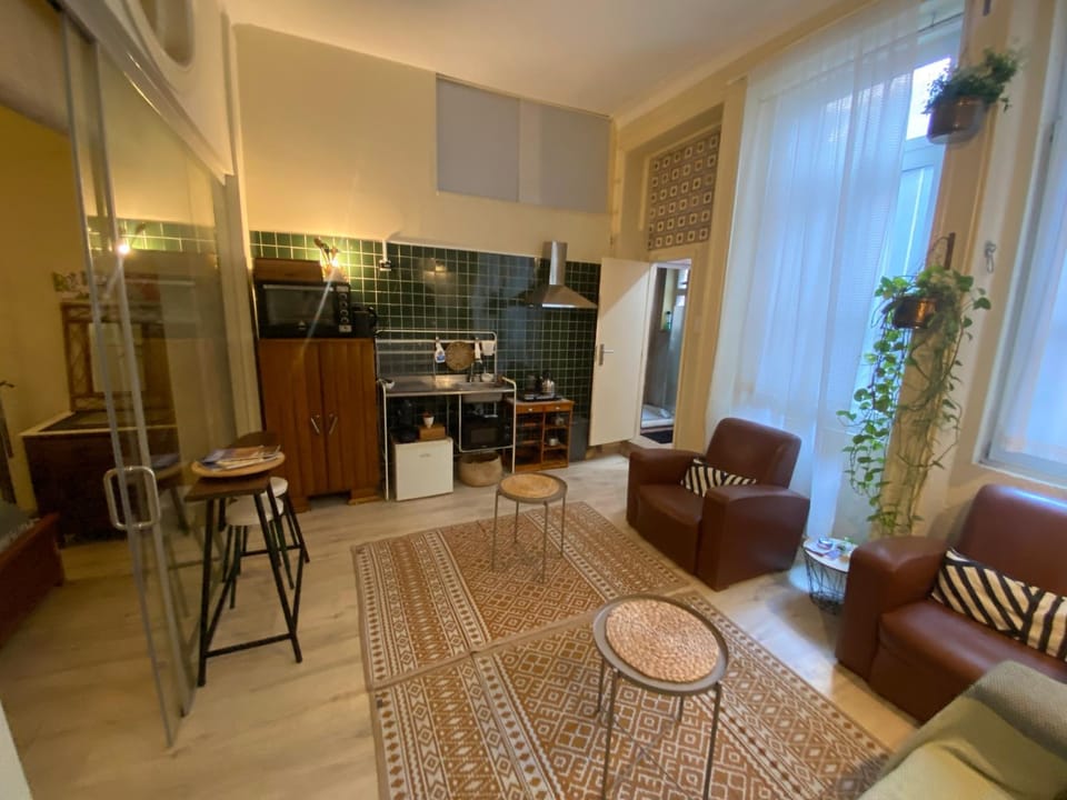 Kitchen or kitchenette, Seating area, Dining area