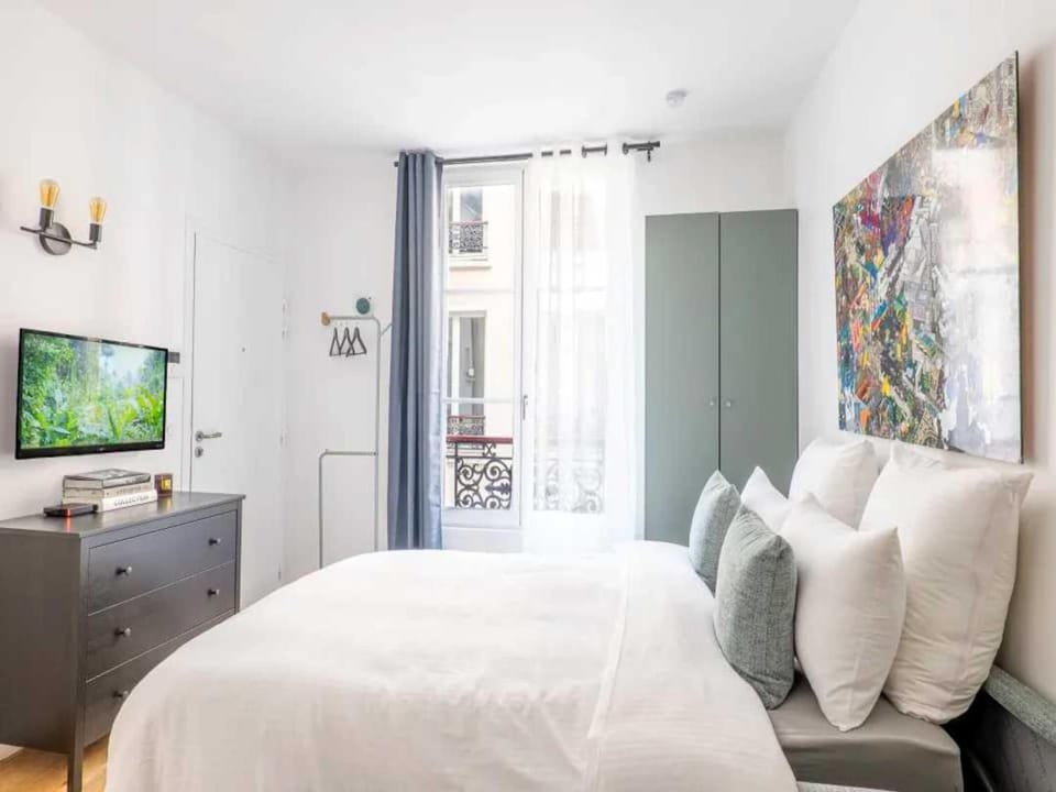Bed, TV and multimedia, Bedroom