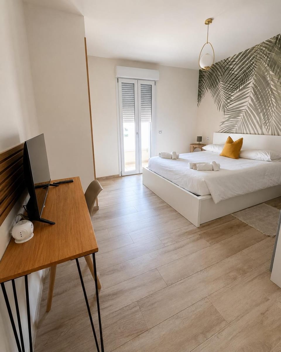 Bed, TV and multimedia, Photo of the whole room, Bedroom, towels