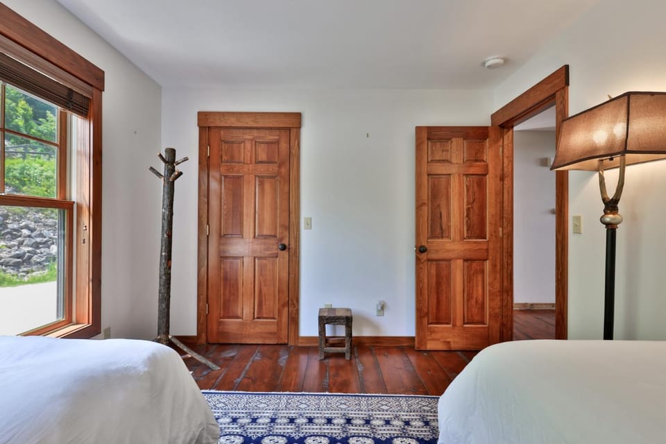 Meyer Chalet de Esqui - Ski-In, Ski-Out 4BR Bear Mtn Retreat with Pool & Fireplace House in Mendon