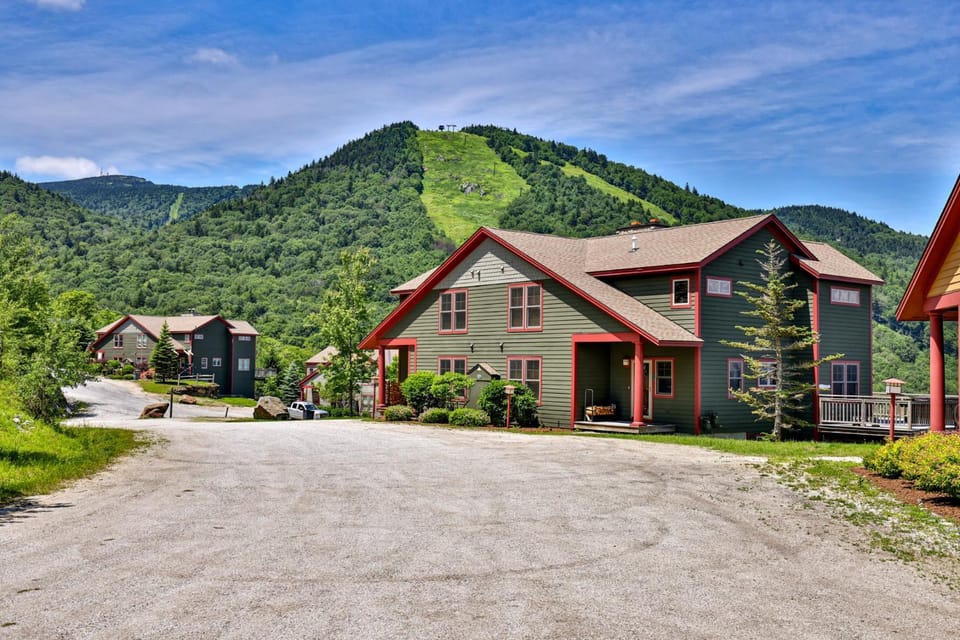 Meyer Chalet de Esqui - Ski-In, Ski-Out 4BR Bear Mtn Retreat with Pool & Fireplace House in Mendon