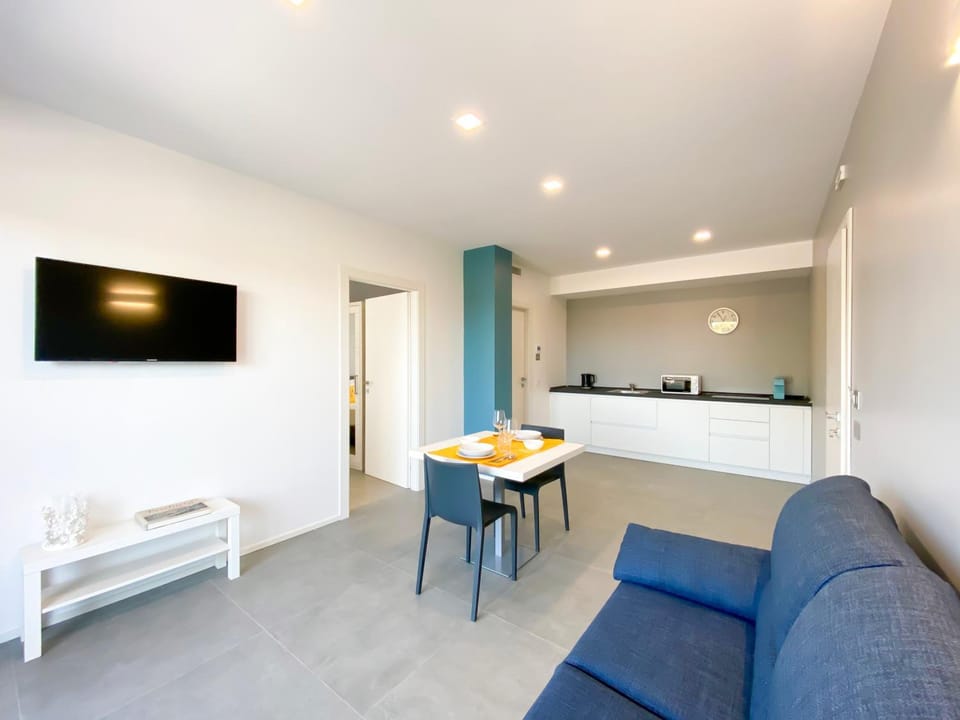 TV and multimedia, Coffee/tea facilities, Kitchen or kitchenette, Living room, Seating area, Dining area