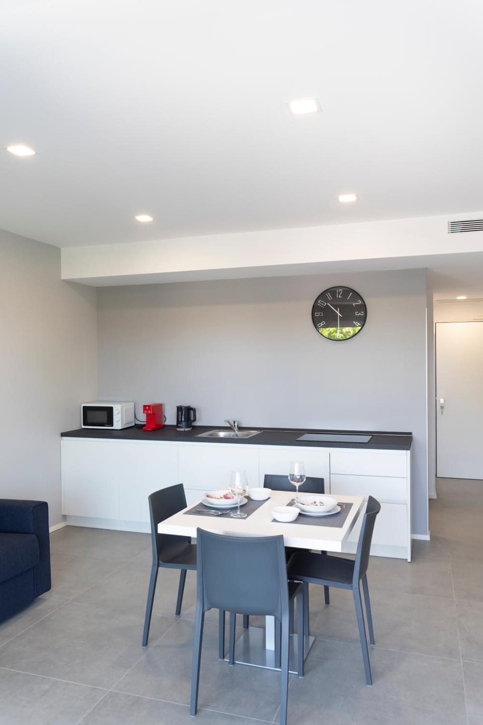 Coffee/tea facilities, Kitchen or kitchenette, Living room, Seating area, Dining area, microwave