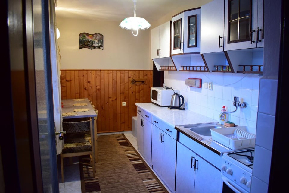 Coffee/tea facilities, Kitchen or kitchenette, Dining area, stove