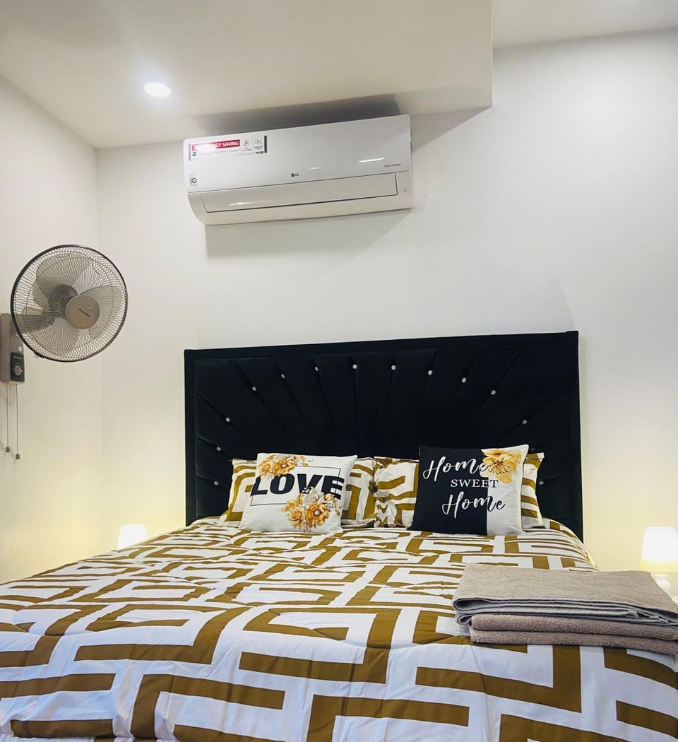 Bed, Photo of the whole room, Bedroom, air conditioner