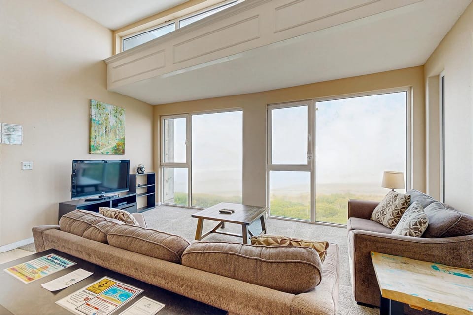 The Oceanfront Estate #204 House in Rockaway Beach