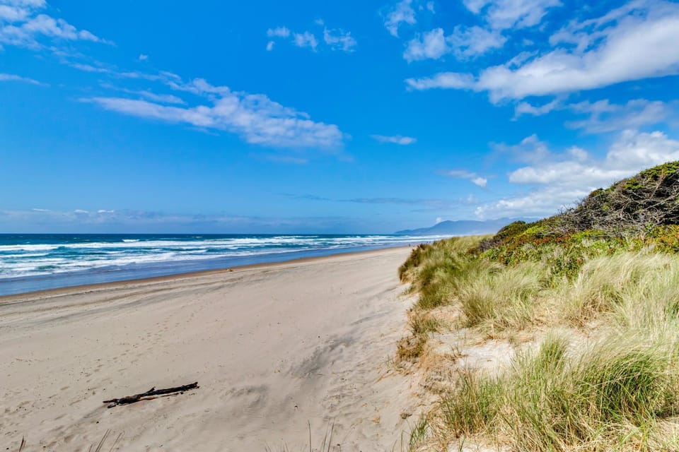 The Oceanfront Estate #204 House in Rockaway Beach