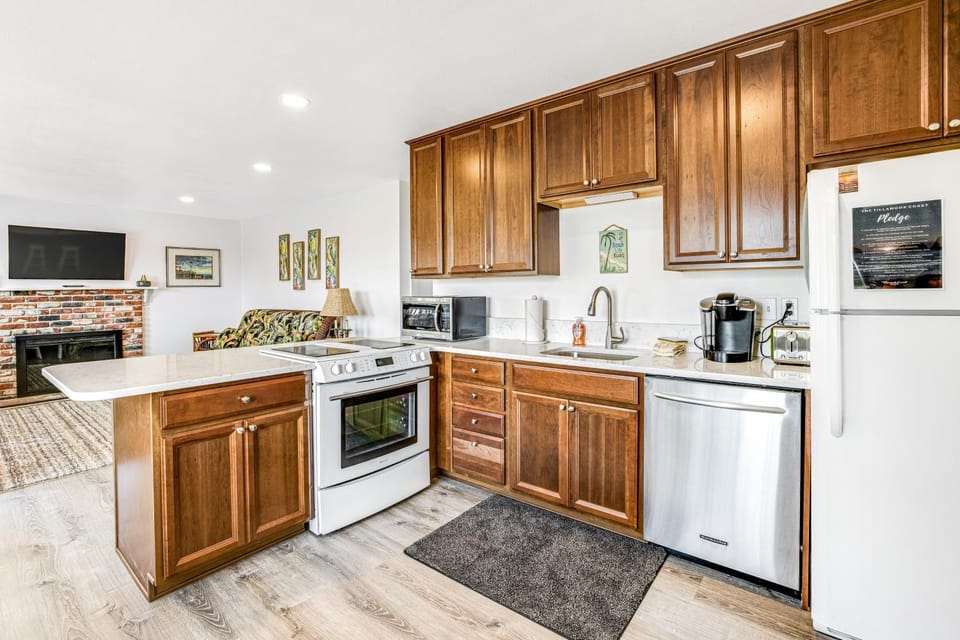 Paradise North House in Rockaway Beach