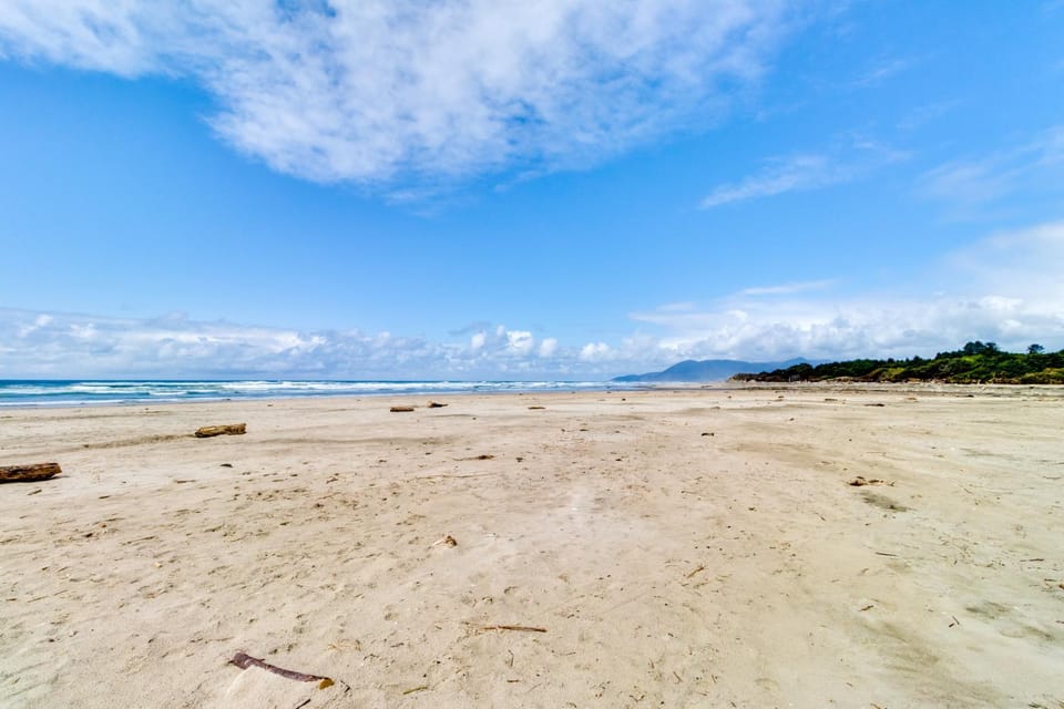 The Modern Oceanfront View Condo #203 House in Rockaway Beach