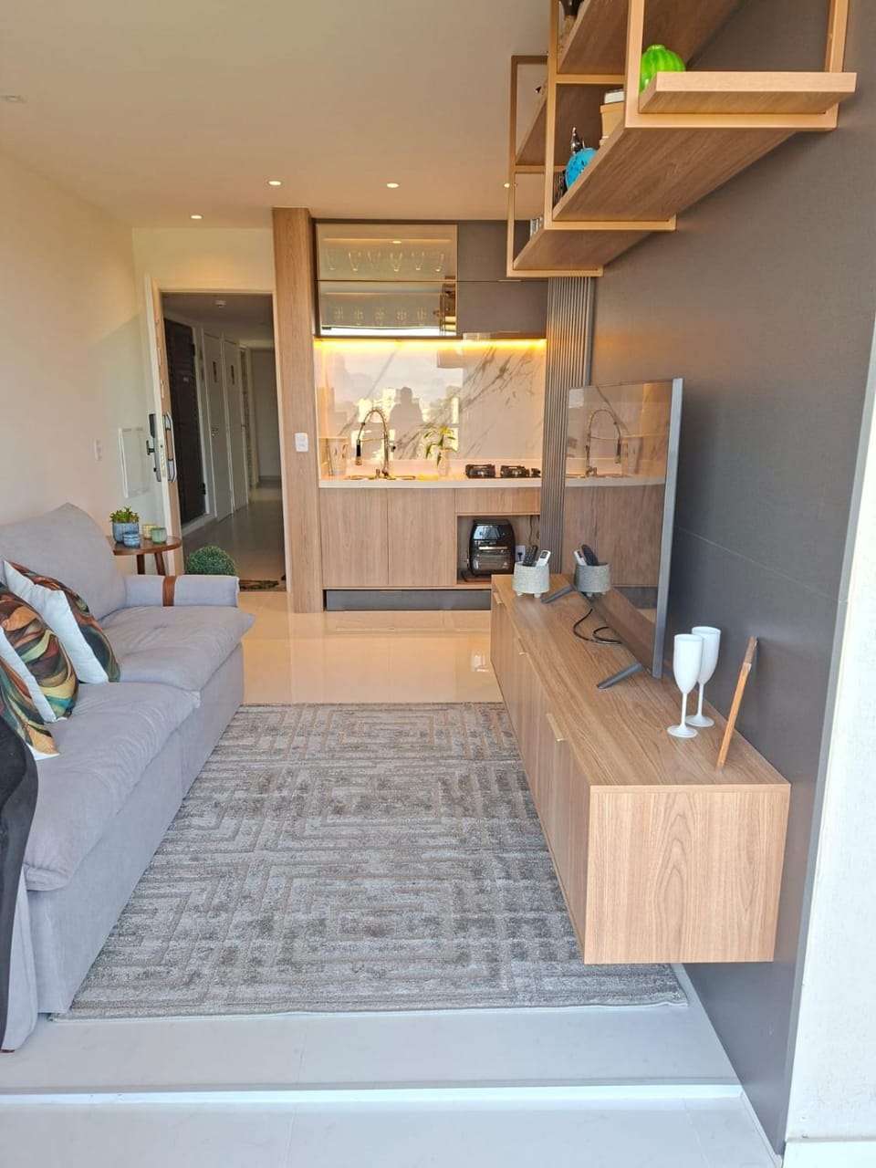 Coffee/tea facilities, Kitchen or kitchenette, Living room, Seating area, stove, toaster