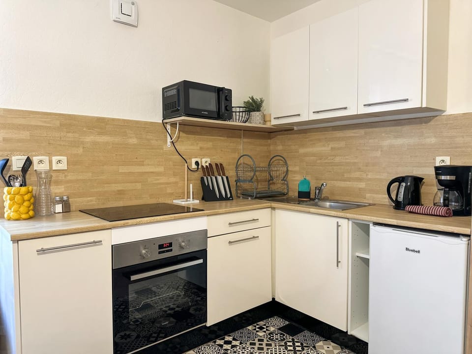 Coffee/tea facilities, microwave, oven, storage, stove, kitchen