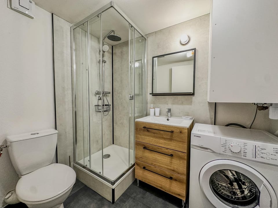 Shower, Toilet, Bathroom, towels, washing machine