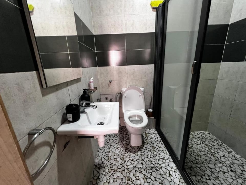 Shower, Toilet, Bathroom, bidet, towels