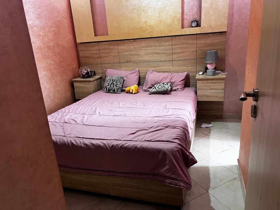 Photo of the whole room, Bedroom, wardrobe