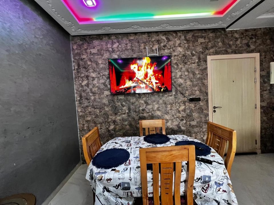 Communal lounge/ TV room, TV and multimedia, Living room, Seating area, Dining area