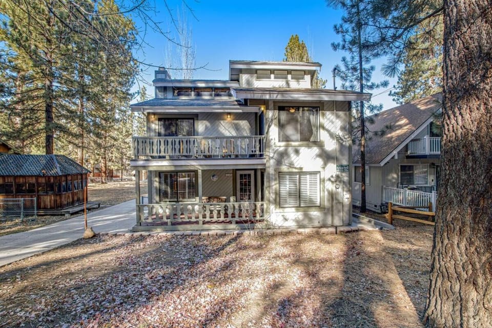 Summit Hideaway ~ Fantastic Mountain getaway with private hot tub, free Wi-Fi, full kitchen, & more House in Big Bear