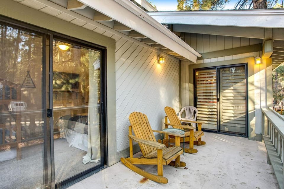 Summit Hideaway ~ Fantastic Mountain getaway with private hot tub, free Wi-Fi, full kitchen, & more House in Big Bear