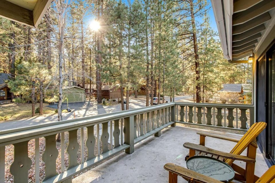 Summit Hideaway ~ Fantastic Mountain getaway with private hot tub, free Wi-Fi, full kitchen, & more House in Big Bear