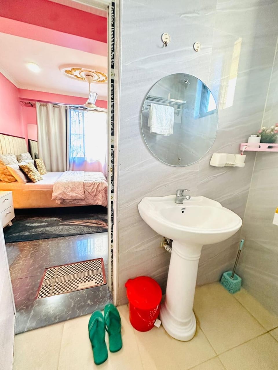 Toilet, towels