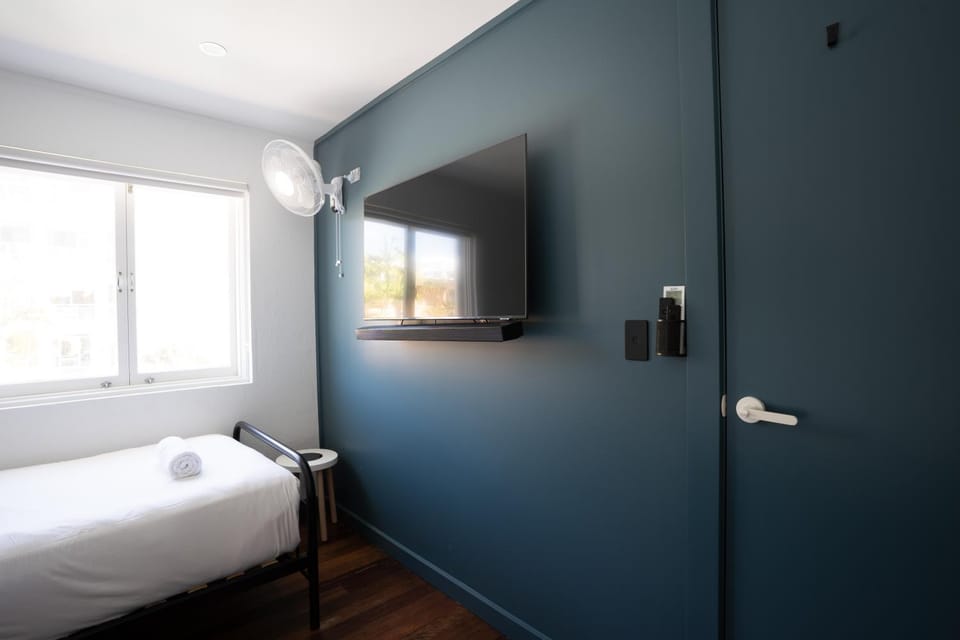 Bed, TV and multimedia, Photo of the whole room, Bedroom