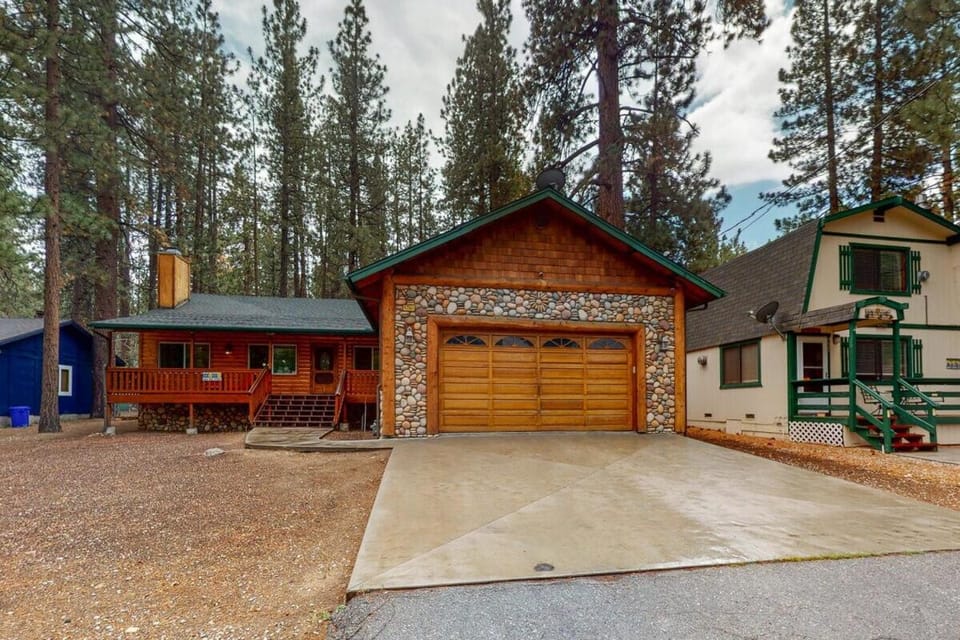 Peregrine Palace ~ Renovated Cabin w/ Private Hot Tub & Deck - Near Snow Summit & Bear Mountain Cabin in Big Bear