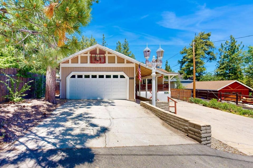 Lazy Bear Cabin ~ Dog-friendly home with private hot tub, ping-pong, basketball & firepit Cabin in Big Bear