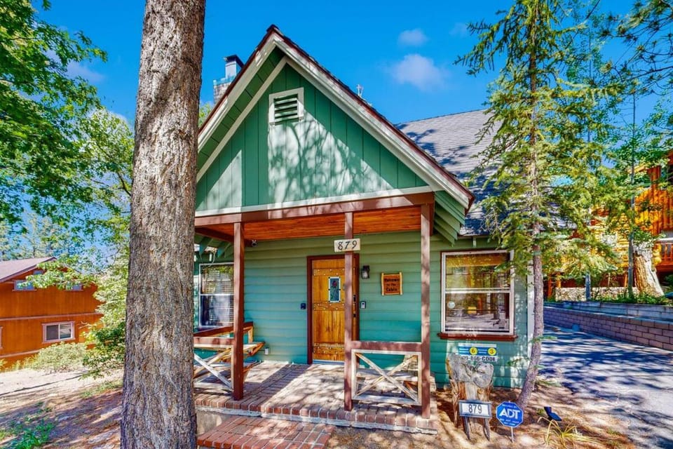 Quiet Cabin ~ End of Cul-De-Sac Location Private Hot Tub, Fenced Yard, Boat Parking Cabin in Big Bear