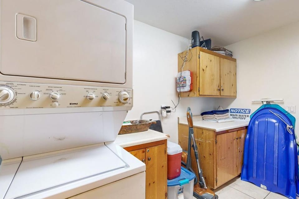 Quiet Cabin ~ End of Cul-De-Sac Location Private Hot Tub, Fenced Yard, Boat Parking Cabin in Big Bear