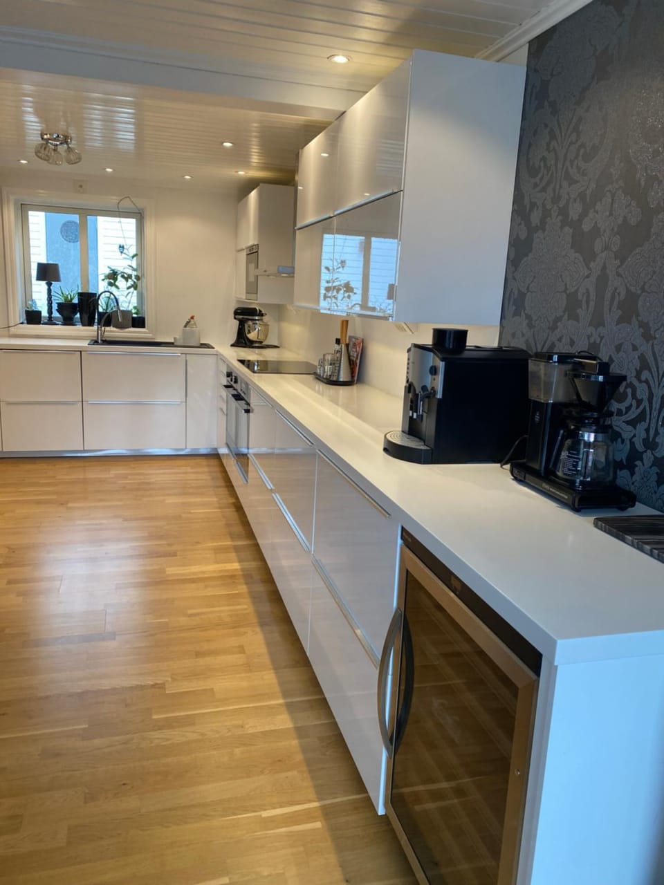 Coffee/tea facilities, Kitchen or kitchenette, dishwasher, stove, toaster