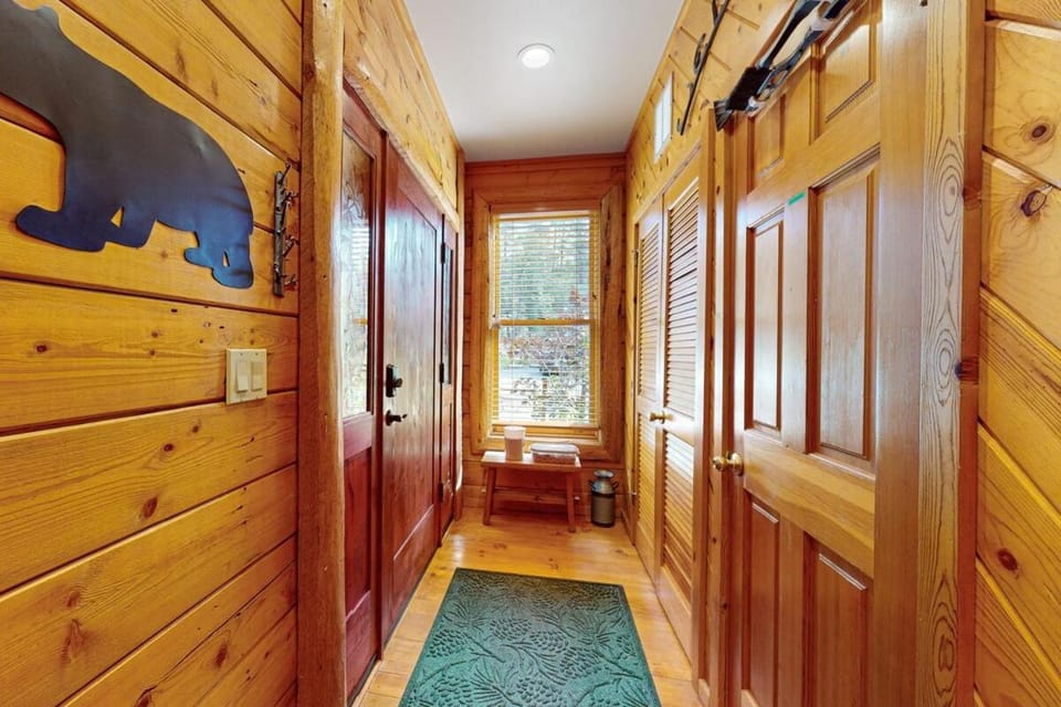 Moonridge Branchwater Lodge with Hot Tub & Game Loft Near Bear Mountain House in Big Bear