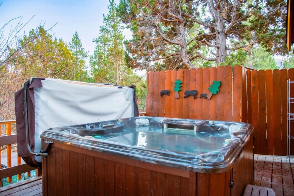 Entertainment Cabin ~ Lovely home with hot tub, game room, balcony, & firepit - dog friendly Cabin in Southern California