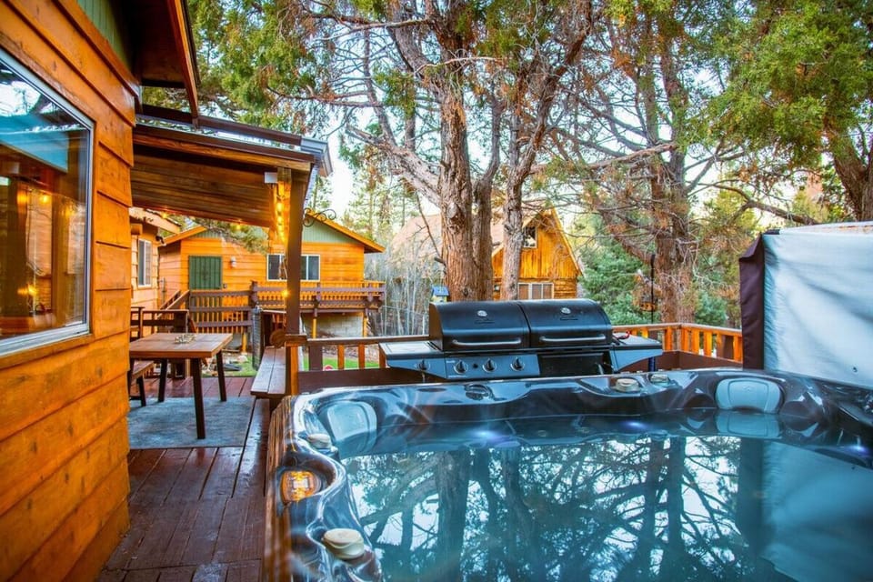 Entertainment Cabin ~ Lovely home with hot tub, game room, balcony, & firepit - dog friendly Cabin in Southern California