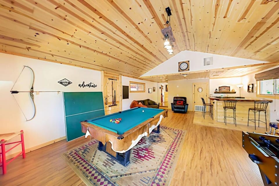 Entertainment Cabin ~ Lovely home with hot tub, game room, balcony, & firepit - dog friendly Cabin in Southern California