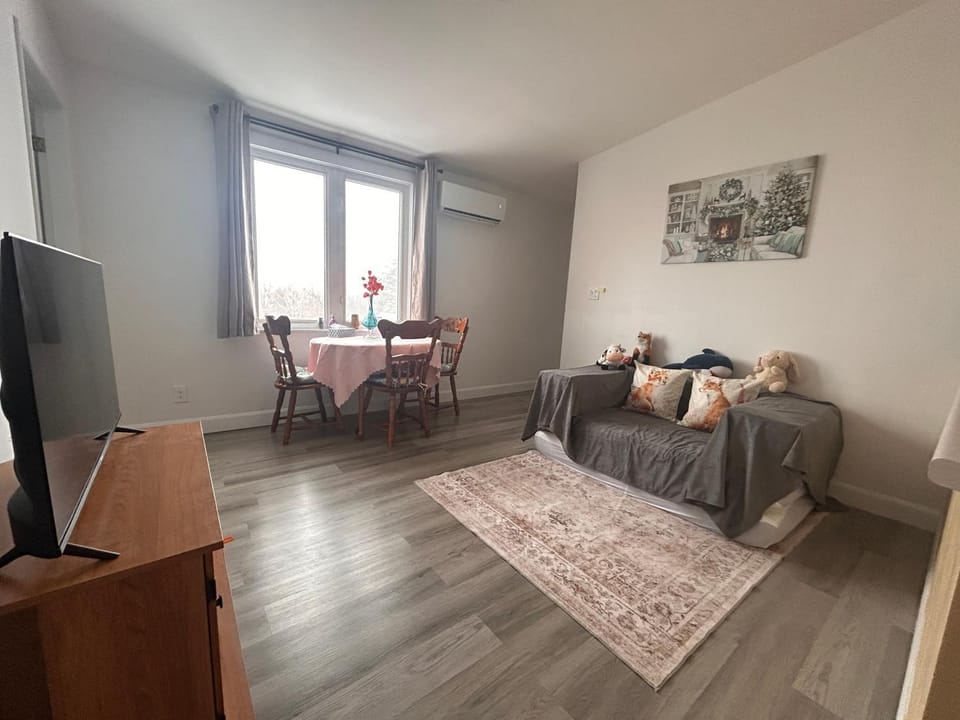 TV and multimedia, Living room, Seating area, Dining area