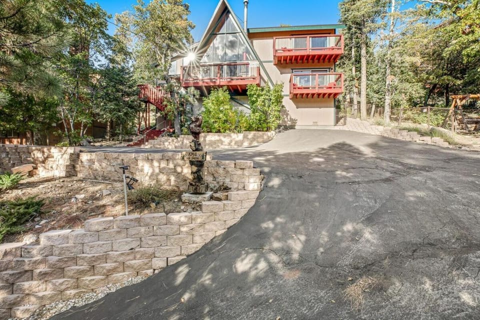 Black Diamond Vista ~ Dog-friendly - hot tub, decks, & mountain views - steps to slopes House in Big Bear