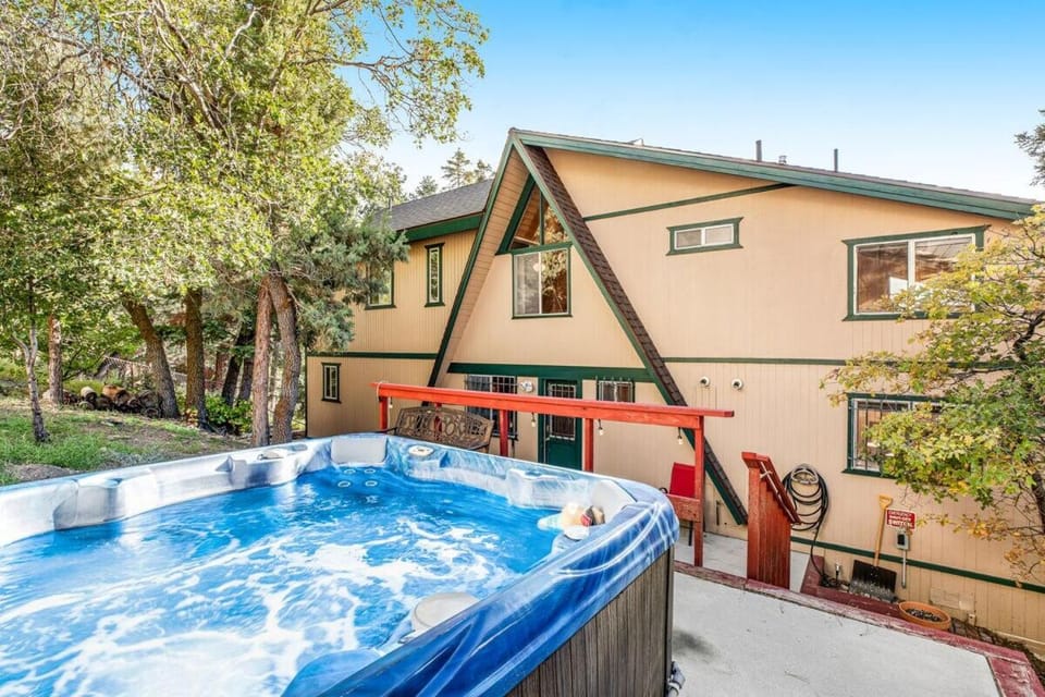 Black Diamond Vista ~ Dog-friendly - hot tub, decks, & mountain views - steps to slopes House in Big Bear