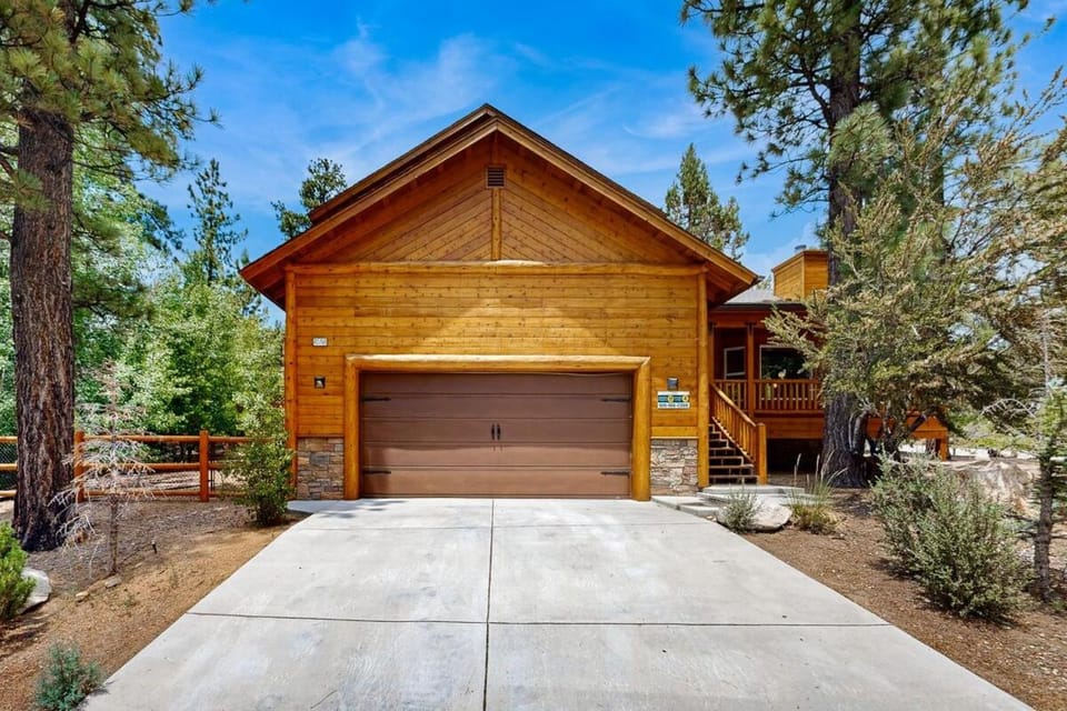 Big Bear White Skies ~ Fantastic cabin with fireplace, game room, mountain view, & hot tub Cabin in Big Bear