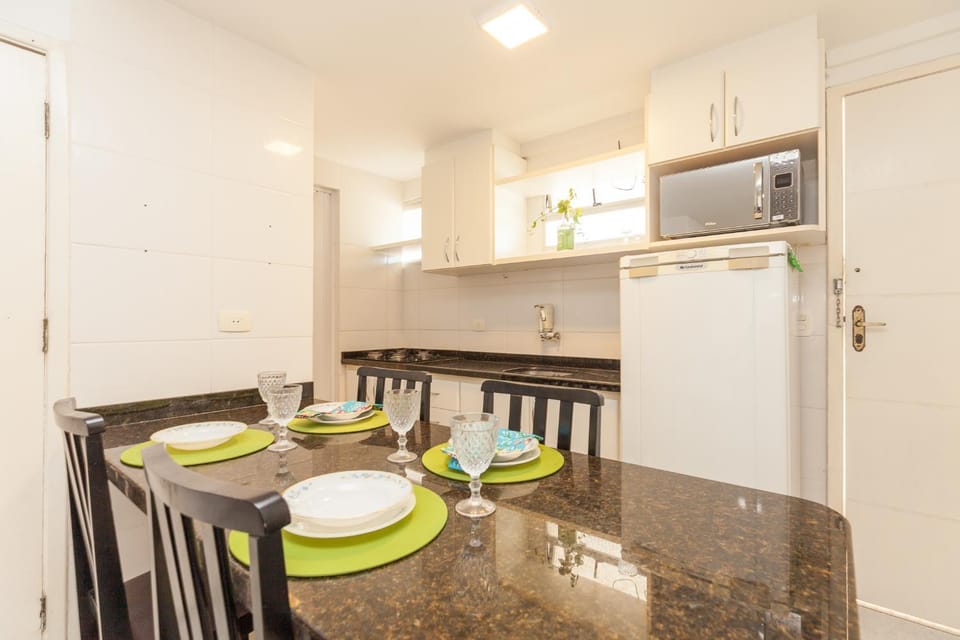 Kitchen or kitchenette, Dining area, stove