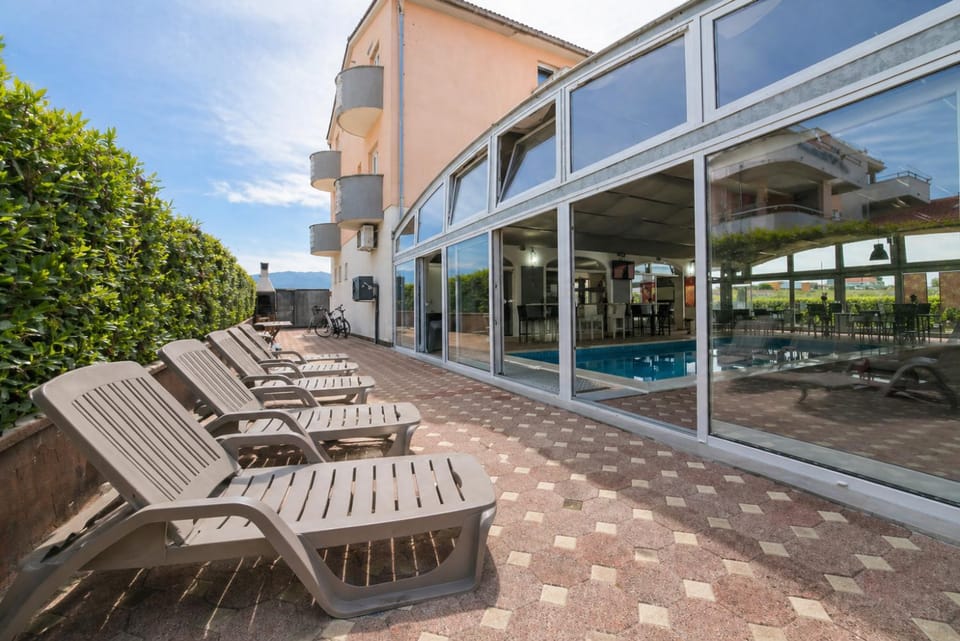 Patio, Swimming pool, sunbed