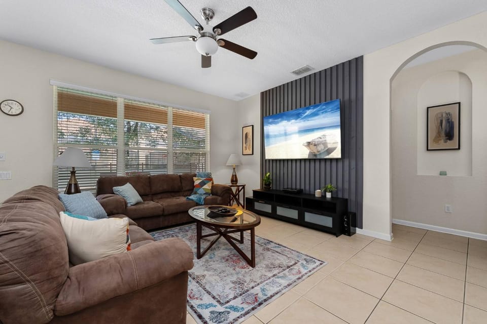 TV and multimedia, Living room, Photo of the whole room, Decorative detail, Seating area