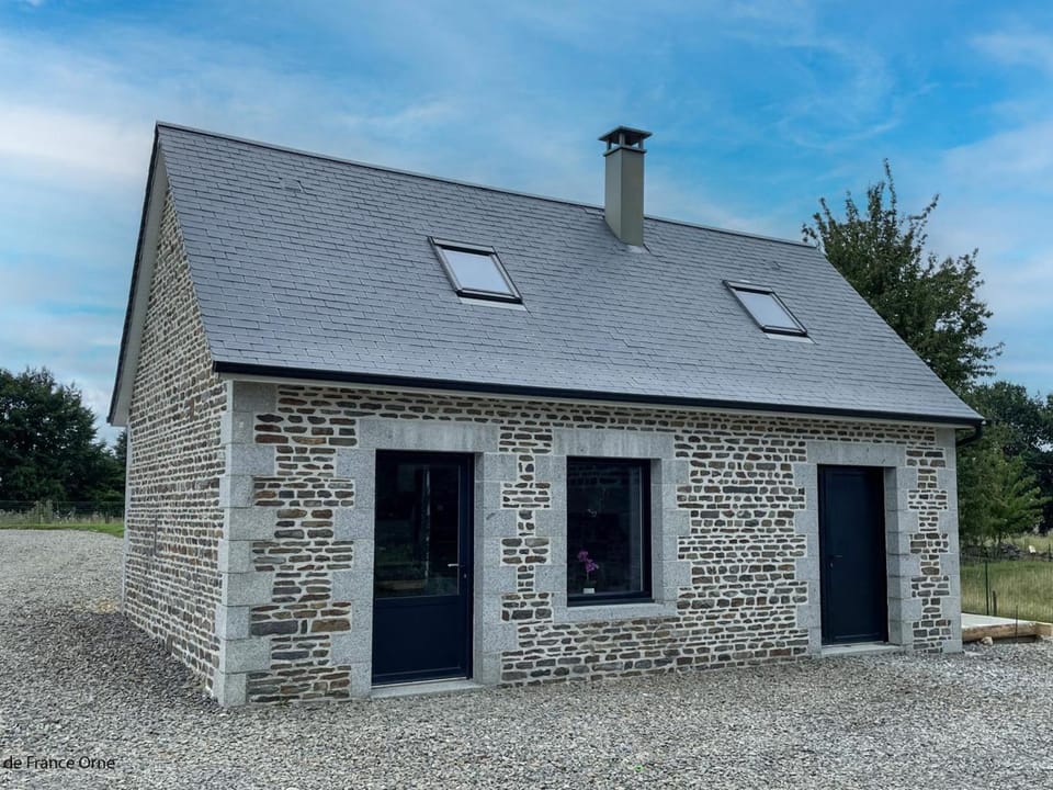 Gîte Confortable pour 2 avec Terrasse et WIFI en Normandie - FR-1-497-253 House in Normandy
