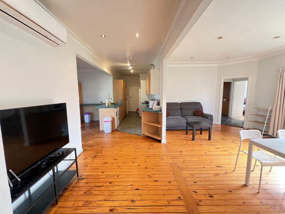 Spacious Queen Room next to Station and Shopping Centre - SH2 Vacation rental in Sydney