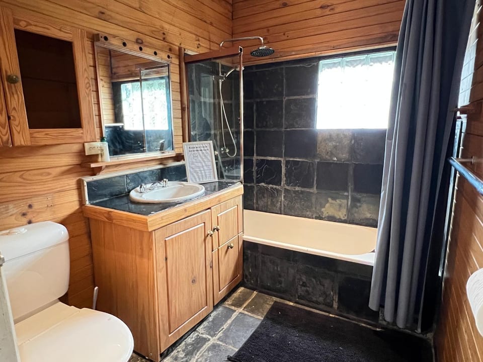 Spacious Queen Room next to Station and Shopping Centre - SH2 Vacation rental in Sydney