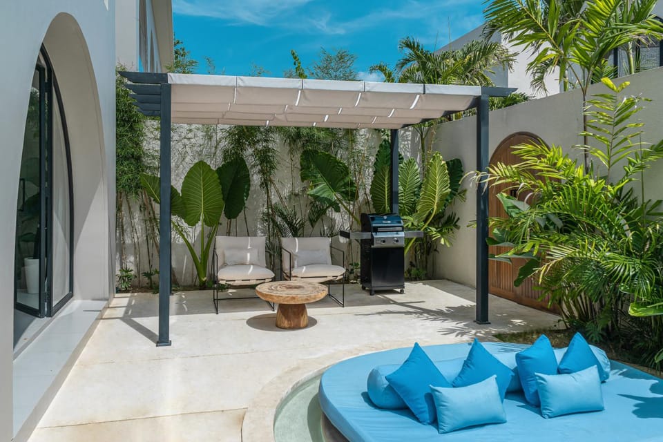 Villa Padang Senang - Tropical Luxe 3BR, Short Walk to the Beach Villa in Bali