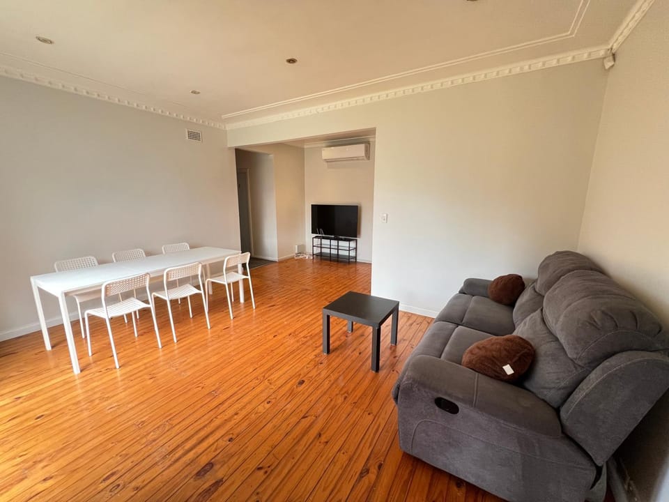 Comfortable Queen Room next to Shopping Centre and Station - SH3 Vacation rental in Sydney