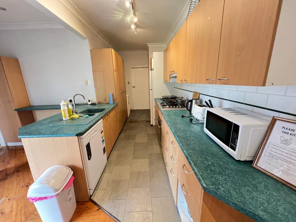 Comfortable Queen Room next to Shopping Centre and Station - SH3 Vacation rental in Sydney