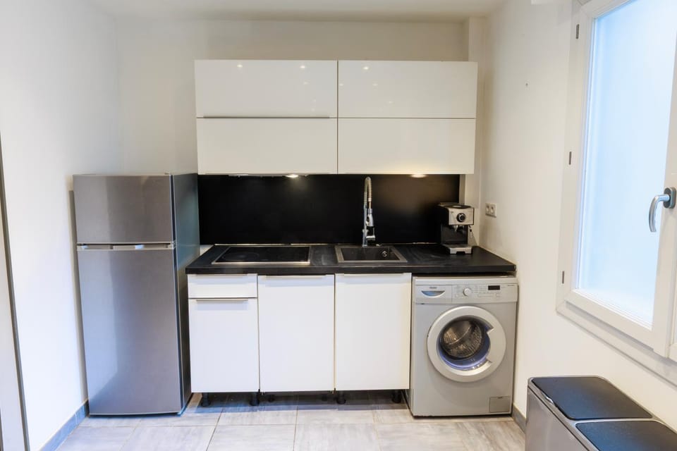 Kitchen or kitchenette, dishwasher, oven, washing machine