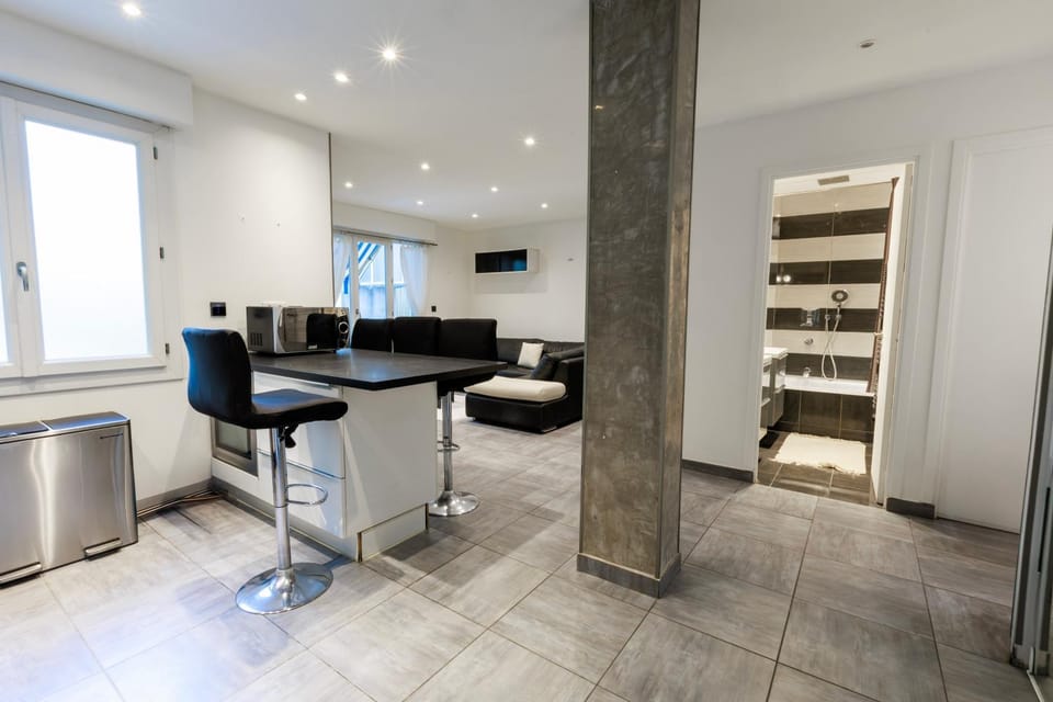 Kitchen or kitchenette, Seating area